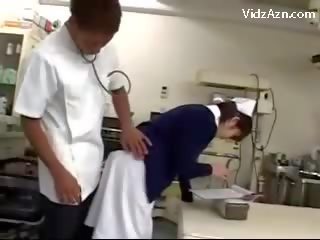 Verpleegster krijgen haar poesje rubbed door intern en 2 verpleegkundigen bij de surgery