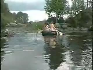 Trois élite filles nu filles en la jungle sur bateau pour peter chasse