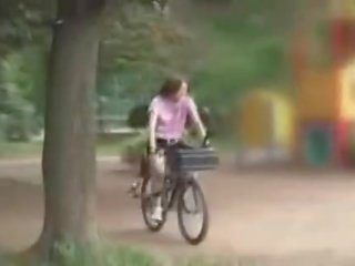 Japans meesteres masturbated terwijl rijden een specially modified vies film bike!