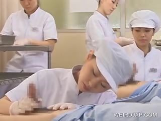 Японки медицинска сестра показно изпразване навън на libidinous член