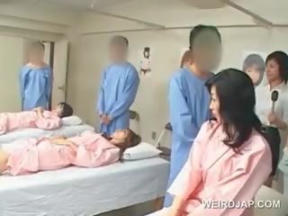 Asiatiskapojke brunett mademoiselle slag hårig sticka vid den sjukhus