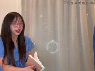 Creepy медична practitioner convinces молодий медична md корейська молодий леді для ебать для отримати попереду