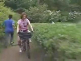 Japonez amant masturbated în timp ce calarind o specially modified porno bike!